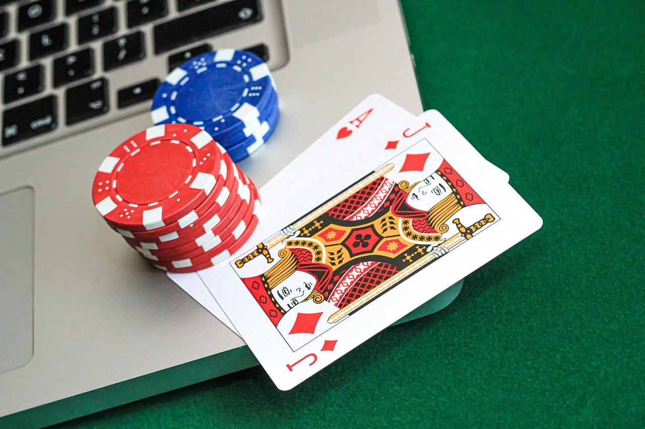 Live casino dealer streaming baccarat table on game 777 apk